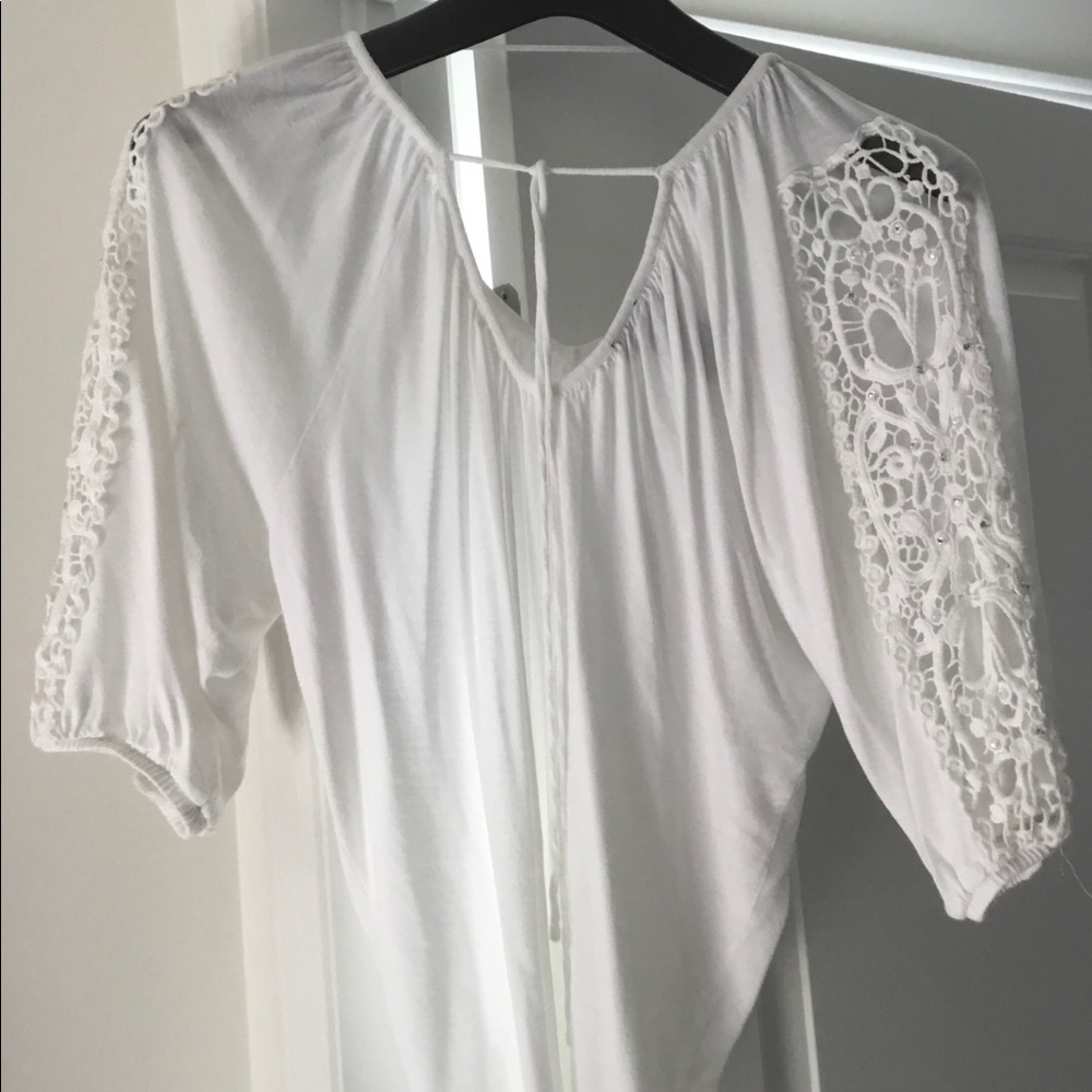 White top with beautiful cutout sleeve detail